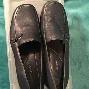 💚3/$25 Andrew Geller women 7.5 medium width navy leather loafers